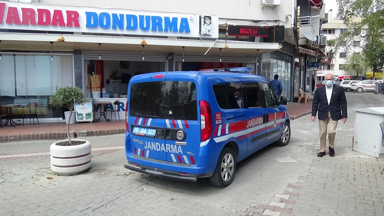 Kafe işletmecisini baltayla öldüren baba oğul tutuklandı